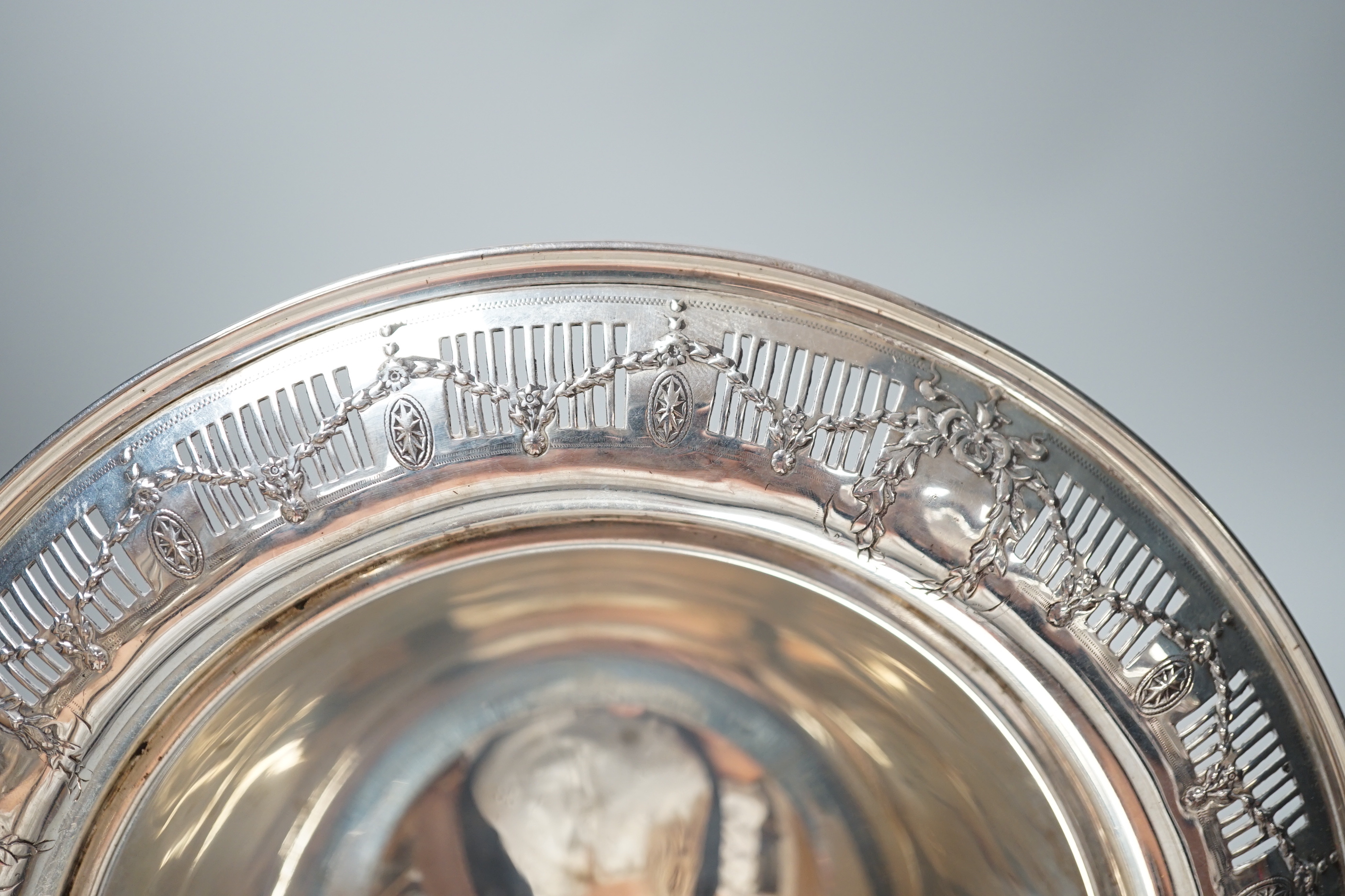 A sterling pedestal bowl, with pierced border, (lacking liner?), diameter 18.5cm, 9.3oz.